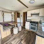 Lovely Caravan For Hire Nearby Scratby Beach In Norfolk Ref 50045L