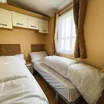 Lovely Caravan By The Beach In Pakefield, Suffolk Ref 68007Cl