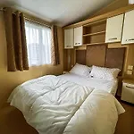 Lovely Caravan By The Beach In Pakefield, Suffolk Ref 68007Cl