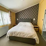 Stunning Lodge With Decking At Oaklands Holiday Park In Essex Ref 39017Rw