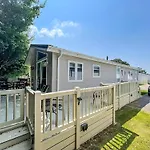 Stunning Lodge With Decking At Oaklands Holiday Park In Essex Ref 39017Rw