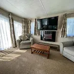 Lovely 8 Berth Caravan With Decking And Nearby Scratby Beach Ref 50005A
