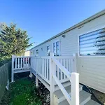 Wonderful 8 Berth Caravan At Seawick Holiday Park In Clacton-On-Sea Ref 27077R