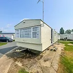 Great 8 Berth Caravan At Seawick Holiday Park, Clacton-On-Sea Ref 27053R