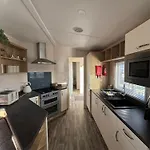 Palm Grove 121 - Golden Palm Resort - Pet Friendly, Wifi, Close To Beach And Clubhouse - Meadow Lakes Caravan & Lodge Hire