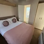 Palm Grove 121 - Golden Palm Resort - Pet Friendly, Wifi, Close To Beach And Clubhouse - Meadow Lakes Caravan & Lodge Hire