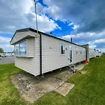 Great 6 Berth Caravan Nearby The Beach In Walton-On-The-Naze Ref 17181P