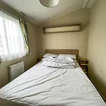 Great 6 Berth Caravan Nearby The Beach In Walton-On-The-Naze Ref 17181P