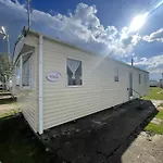 Lovely 8 Berth Caravan At St Osyth Beach Holiday Park Ref 28101G