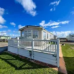 Ref 40035Nd - Superb Caravan With Decking Free Wifi At North Denes Holiday Park