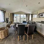 Lovely 6 Berth, Dog Friendly Caravan For Hire In Norfolk Ref 50011Ae