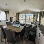 Lovely 6 Berth, Dog Friendly Caravan For Hire In Norfolk Ref 50011Ae