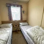 Lovely 6 Berth Caravan At Seawick Holiday Park In Essex Ref 27613Sw