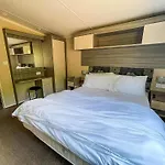 Beautiful Caravan With Decking At Oaklands Holidaypark Ref 39006Bg