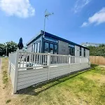 Beautiful Caravan With Decking At Oaklands Holidaypark Ref 39006Bg