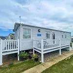 Lovely 6 Berth Caravan With Decking Nearby Pakefield Beach Ref 68006Cl