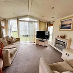 Lovely 6 Berth Caravan At Highfield Grange Near Clacton-On-Sea Ref 26719Wr