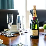 The White House, Panoramic Sea Views, Games Room, 3 Beds