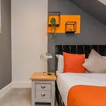 Modern 2-Bedroom Flat With Complimentary Parking