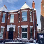 Beautiful Sunlit Rooms, 2 Mins From Beach, Private Garden