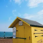 2 Bedroom Home With Private Gated Garage Felixstowe Sea Front