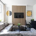 New Listing Stunning Liverpool Abode Lounge Room Sleeps 9