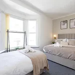 New Listing Stunning Liverpool Abode Lounge Room Sleeps 9