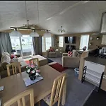 Oaklands Stunning Mini Lodge