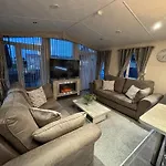 The Retreat 20 - Mini Lodge With Hot Tub, Wifi, Pet Friendly - Golden Palm Resort - Meadow Lakes Caravan & Lodge Hire