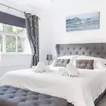 Beautiful Large Modern Home Sleeps 6 , Close To Sea With Games Room