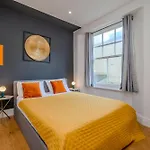Free Parking I Beautiful Pad I Next To Brighton Beach I 2 Bedroom Flat
