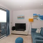7 Warren Edge Close