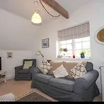 Light And Airy Central Lyme Regis Appartment With Parking