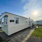 Superb 8 Berth Caravan, Close To Amenities At Caister Beach Ref 30073F