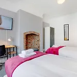 Spacious 3-Bed Home In South Shields, Sleeps 8