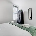 Spacious 3-Bed Home In South Shields, Sleeps 8