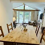Spacious Home Near The Marinas With Ample Parking