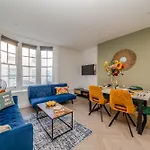 Brighton Beach Pad I Three Bedroom Apartment Next To Brighton Beach