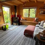 Rubys Retreat Stylish Log Cabin-Hidden Garden