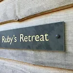 Rubys Retreat Stylish Log Cabin-Hidden Garden