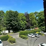 Blessed Thornhill Apartment With Parking