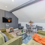 Elegant City Stay L 2-Bedroom Flat L Free Parking Provided
