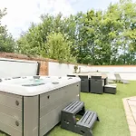 The Hot Tub Townhouse By Holiday Heim
