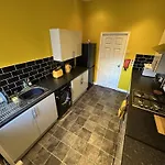 Large Ground Floor Apartment - South Shields - 3 Minutes From South Tyneside Hospital, 8 Minutes From Beach