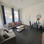 Large Ground Floor Apartment - South Shields - 3 Minutes From South Tyneside Hospital, 8 Minutes From Beach