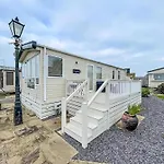 Lovely 6 Berth Caravan With Decking And Wifi In Kent, Ref 47017C