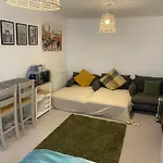 Very Large Double Room With Corner Sofa, Sky Tv, Netflix Etc, Fridge And Microwave