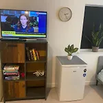 Very Large Double Room With Corner Sofa, Sky Tv, Netflix Etc, Fridge And Microwave