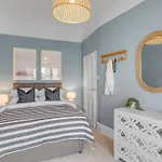 Stylish 2-Bed Apartment In Cromer With Parking