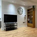 Modern Two Bedroom Apartment - Sleeps 4 - Spacious